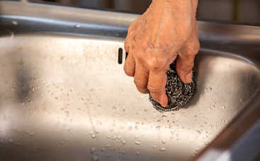 5 неожиданных способов применения металлической мочалки