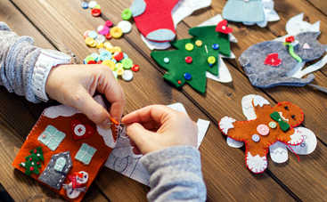 Елочные игрушки своими руками: пряничные домики из фетра