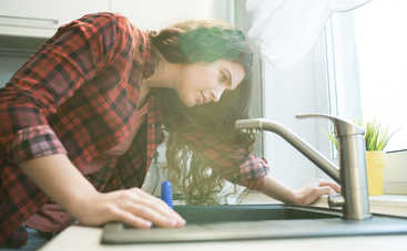 10 вещей, которые запрещено бросать в раковину