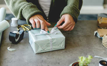 Красиво и быстро упаковываем подарок: лайфхак, покоривший Сеть