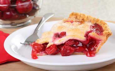 Чем побаловать семью на выходных: рецепт вишневого пирога пошагово