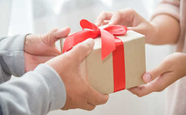 Папа вручил дочке худший подарок, но такой реакции не ожидал