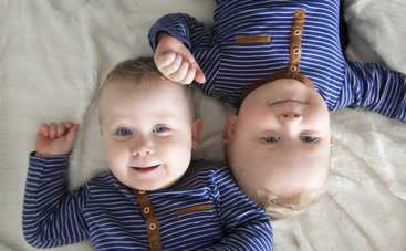 Женщина родила две пары близнецов за год