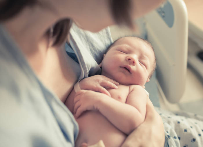 Почему новорожденный ребенок тужится и кряхтит