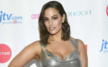 Йога на 9 месяце: беременная звезда Эшли Грэм поразила всех