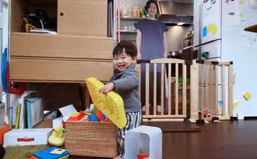 Папа сделал для сына маму из картона, чтобы тот не плакал