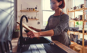 5 способов почистить разделочную доску