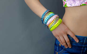 Как сделать браслет из конфетных фантиков: пошаговый мастер-класс