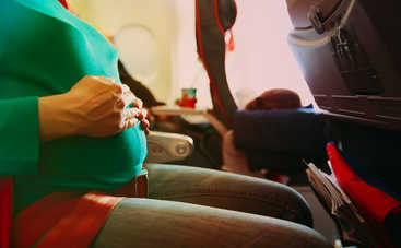 Украинка приняла роды на борту самолета у женщины, скрывшей беременность