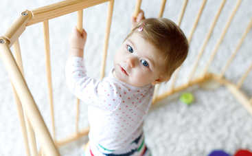 Манеж для ребенка: за и против