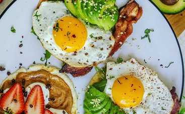 Что приготовить на завтрак школьнику: тост с яйцом и авокадо