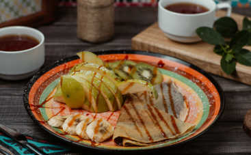 Что приготовить школьнику на завтрак: блины с яблоками и корицей