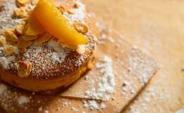 Что приготовить  на завтрак: шарлотка с персиками - рецепт