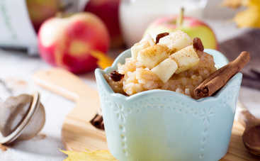 Что приготовить школьнику на завтрак: овсяная каша с сухофруктами и орехами