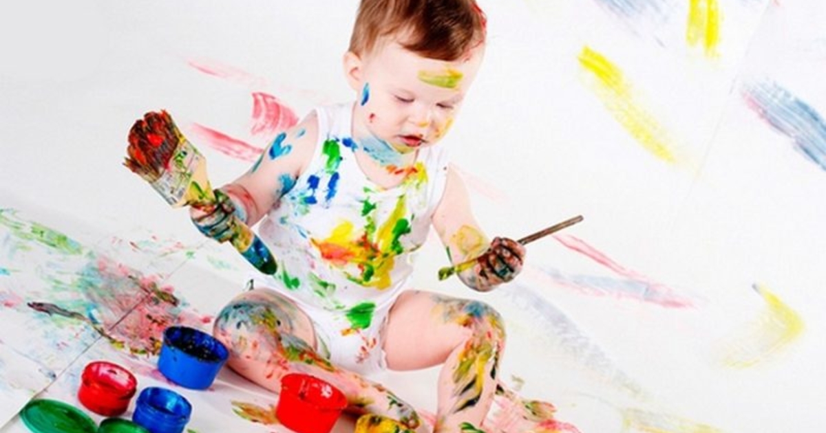 Рисует без красок. Ребенок испачкался в краске. Краски для детей. Рисование для детей.