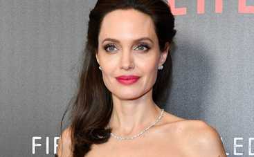 Анджелина Джоли вышла в свет с дочерью в женственном образе