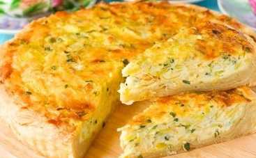 Что приготовить на завтрак школьнику: пирог с сыром и помидорами