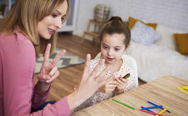 Чем занять детей дома: мастерим игры из подручных материалов