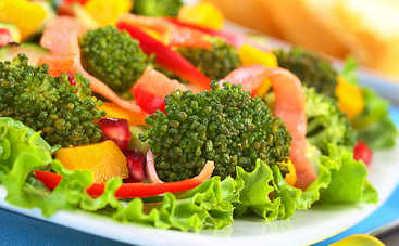 Что приготовить школьнику на ужин: салат из брокколи с беконом и манго