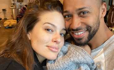 Модель Эшли Грэм показала, как проводит время с семьей на карантине