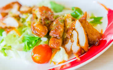 Что приготовить на ужин школьнику: пряный салат с курицей в соевом соусе