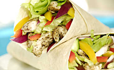 Что приготовить школьнику на ужин: куриный салат с овощами в лаваше