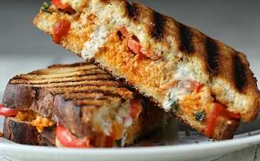 Что приготовить школьнику на завтрак: гренки с яичницей и сыром