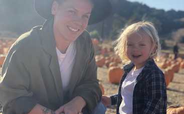 Американская певица Пинк заразилась коронавирусом вместе с сыном