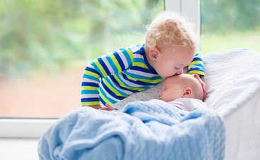 10 фото смешных детских реакций на новорожденных братьев и сестер