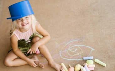 Семья 6 часов раскрашивала дом мелками, чтобы подбодрить прохожих и соседей