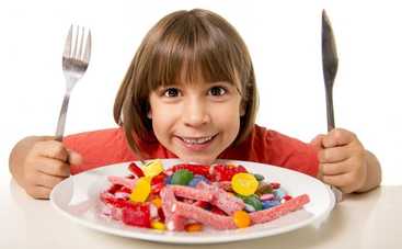 Какие продукты запрещено давать детям до трех лет: ТОП-5