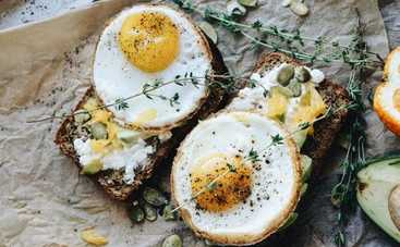 Что приготовить школьнику на завтрак: тосты с яйцом скрамбл