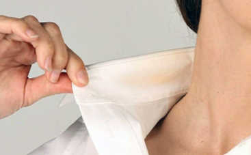 Как быстро и просто отстирать следы от тонального крема: эффективные способы