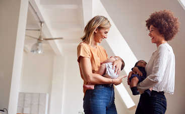 Как правильно держать новорожденного ребенка на руках