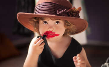 10 смешных фото с девочками, которые ведут себя очень по-женски