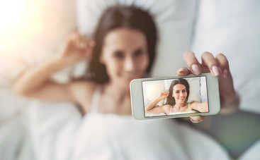 Опасно ли спать со смартфоном под подушкой?