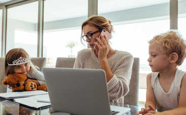 Мама придумала систему знаков, которая позволяет ей спокойно работать из дома