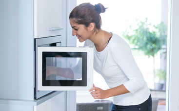 Как очистить грязную микроволновку: 3 удобных способа