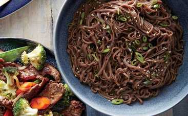 Что приготовить ребенку на карантине: гречневая лапша с грибами в пикантном соусе