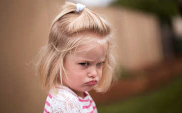 7 смешных фото, на которых малыши яростно протестуют