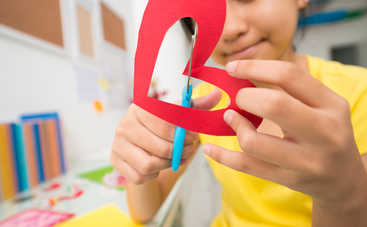 5 веселых игр, чтобы научить ребенка пользоваться ножницами