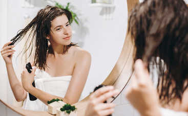 Почему быстро жирнеют волосы: 5 причин