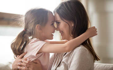 Особая связь: малышам завязали глаза и предложили найти свою маму (видео)