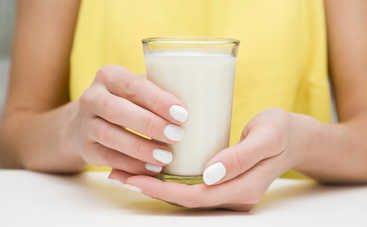 Медики рассказали, кому запрещено употреблять кефир на ночь