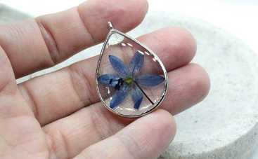 Как сделать оригинальный кулон из эпоксидной смолы: пошаговая инструкция