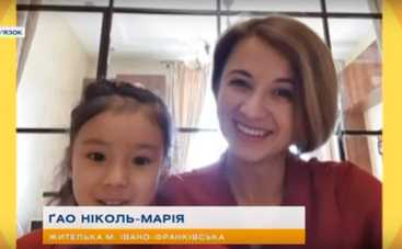 5-летняя девочка учит всех желающих китайскому языку