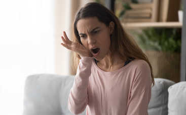 Почему щелкает челюсть во время жевания?