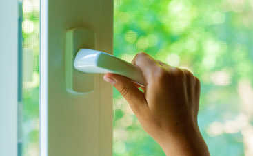 В Днепропетровской области ребенок выпал из окна многоэтажки