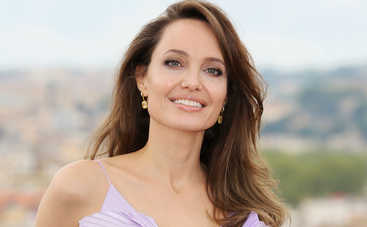 Анджелина Джоли впервые за целый месяц попала в объектив фотографов