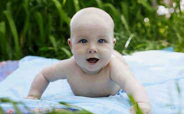 Как правильно уложить малыша на животик?